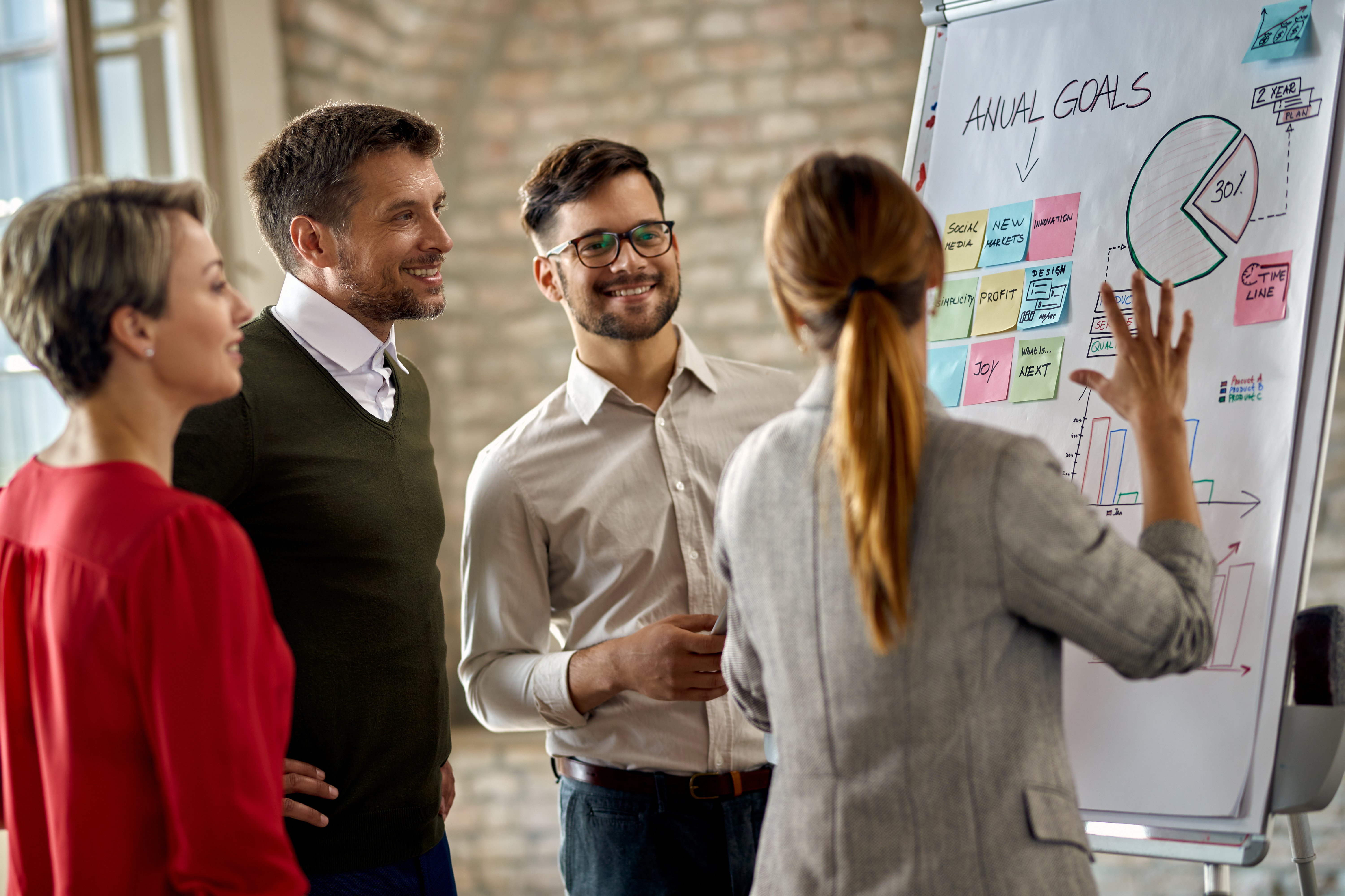 Equipo colaborando en una oficina